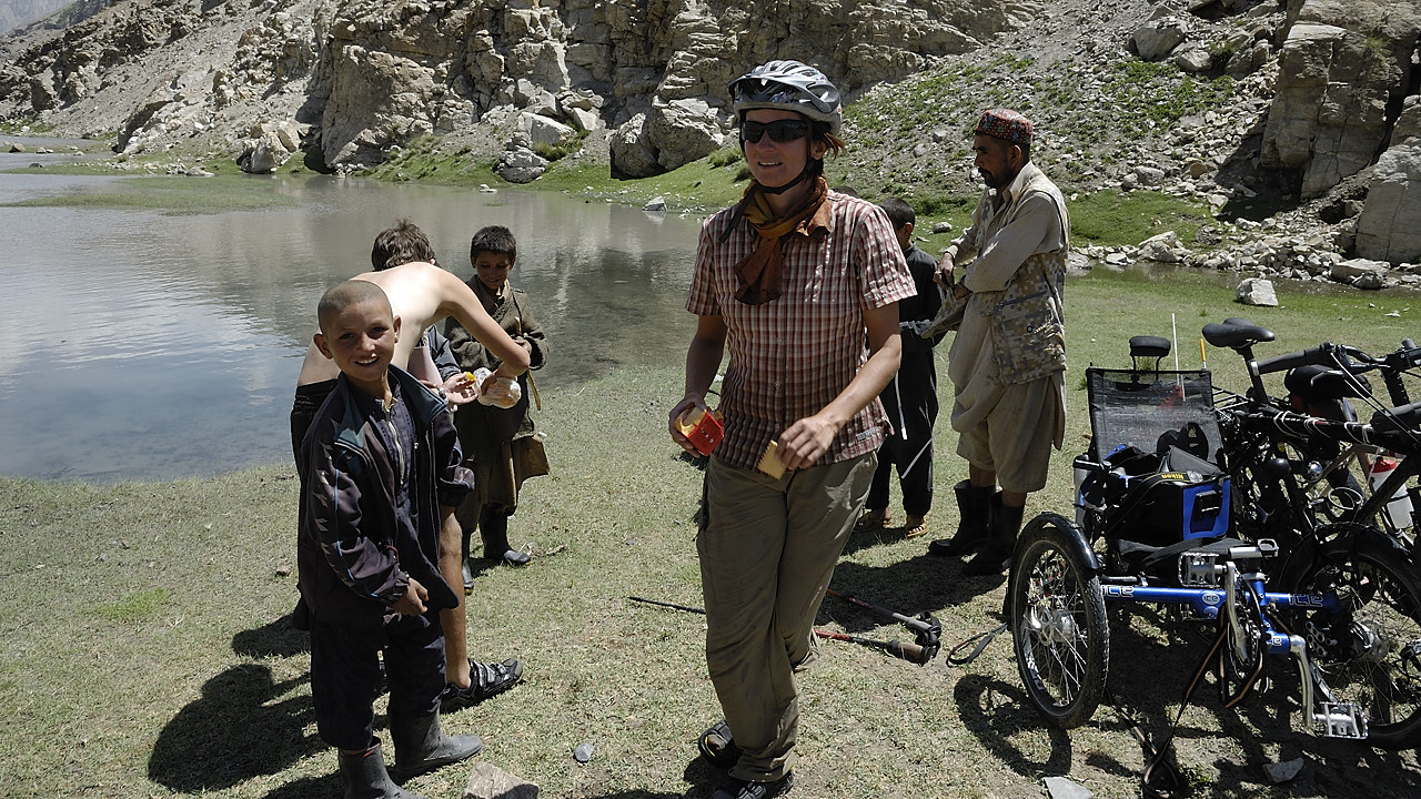 100806-131048.jpg - Pause apr�s le gu�, curiosit� des villageois