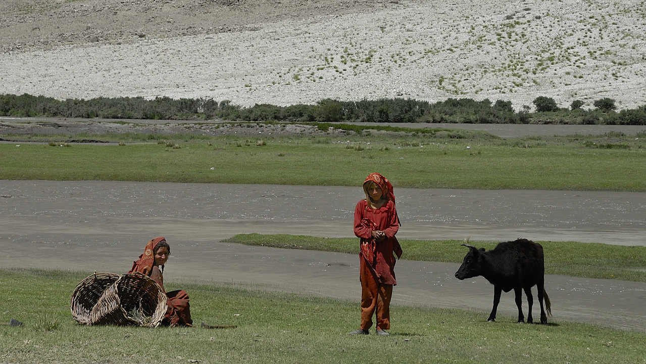 100806-131105.jpg - Pause apr�s le gu�, curiosit� des villageois