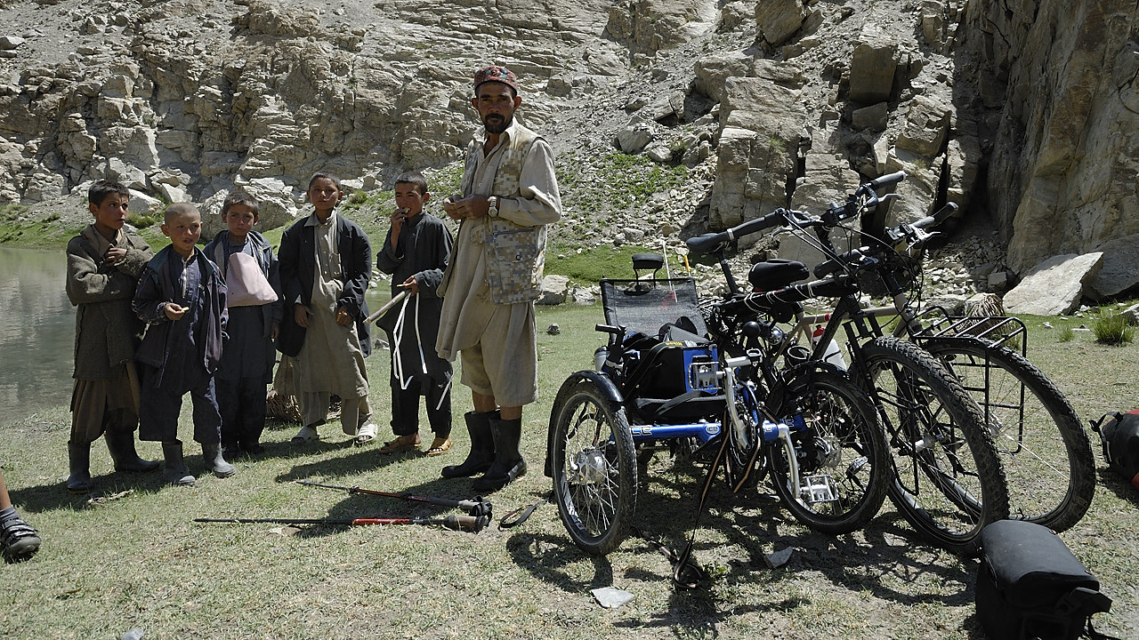 100806-131134.jpg - Pause apr�s le gu�, curiosit� des villageois