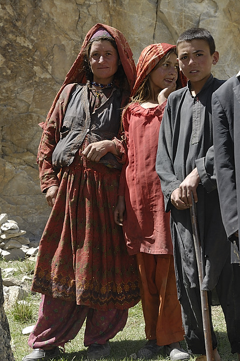 100806-133154.jpg - Pause apr�s le gu�, curiosit� des villageois