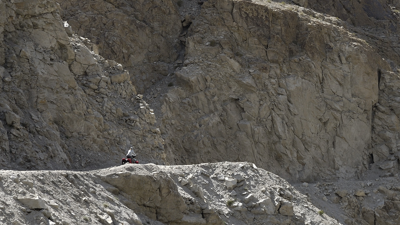 100806-145520.jpg - Piste caillouteuse jusqu'� Kala i Panj