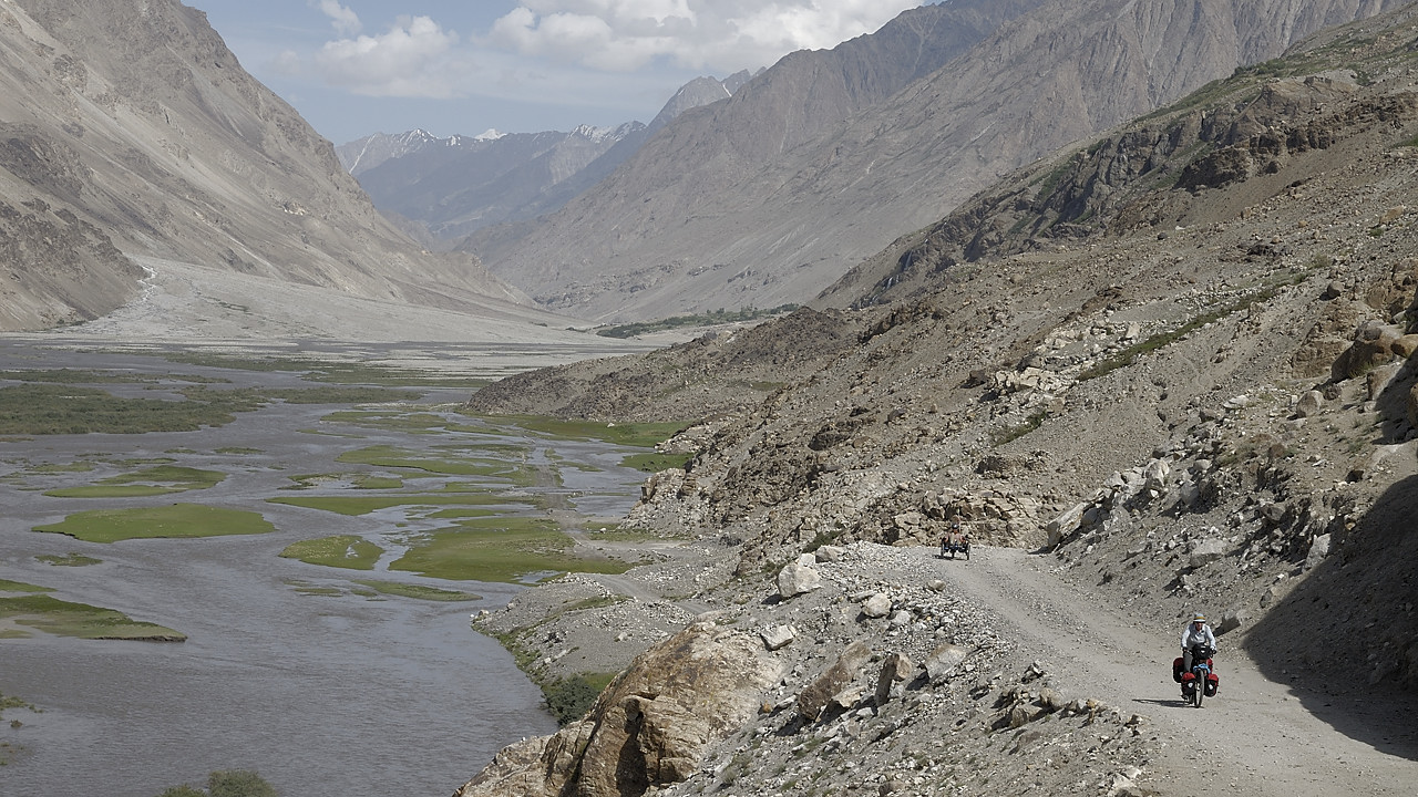 100806-150505.jpg - Piste caillouteuse jusqu'� Kala i Panj