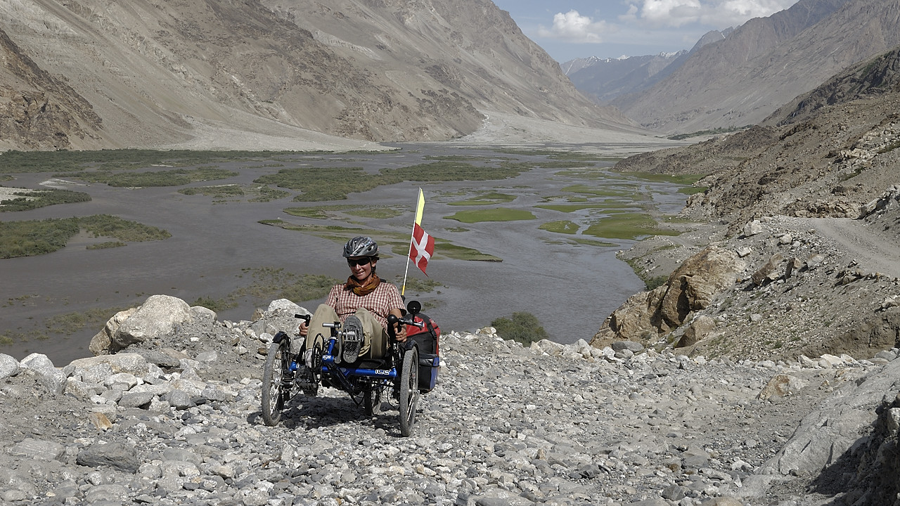 100806-150759.jpg - Piste caillouteuse jusqu'� Kala i Panj