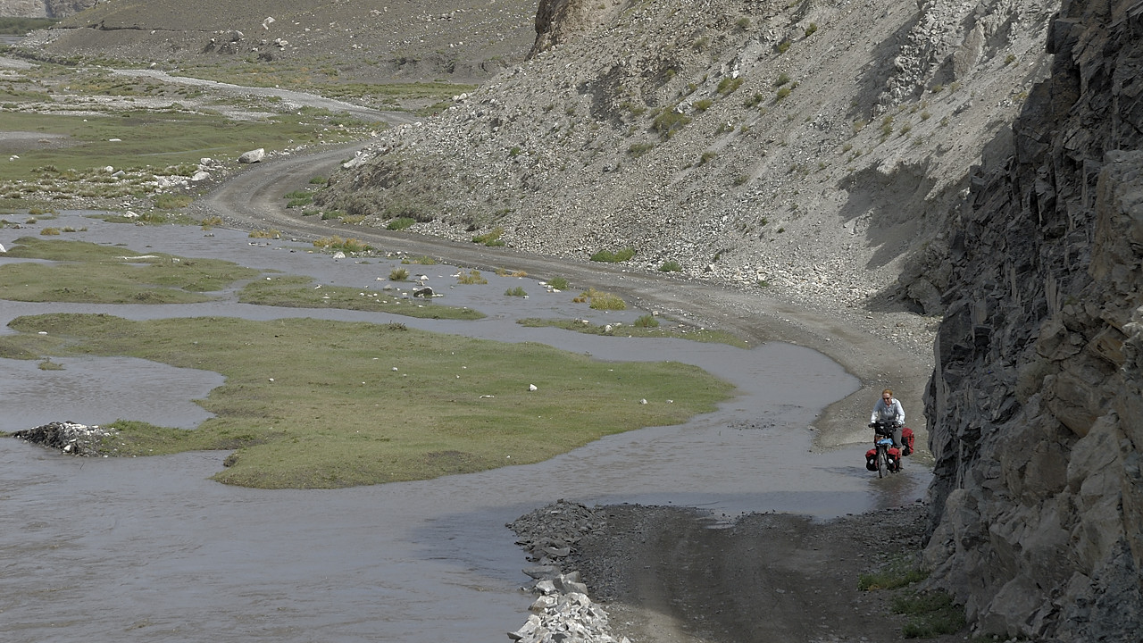 100806-153531.jpg - Piste caillouteuse jusqu'� Kala i Panj