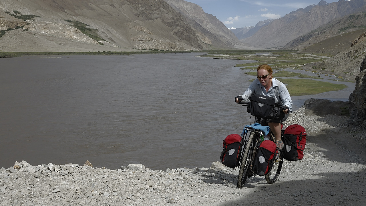 100806-153606.jpg - Piste caillouteuse jusqu'� Kala i Panj