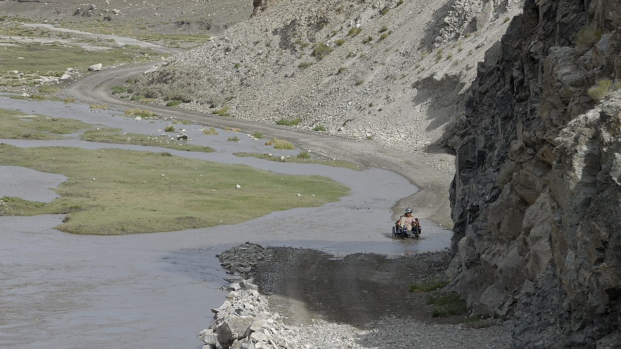 100806-153704.jpg - Piste caillouteuse jusqu'� Kala i Panj