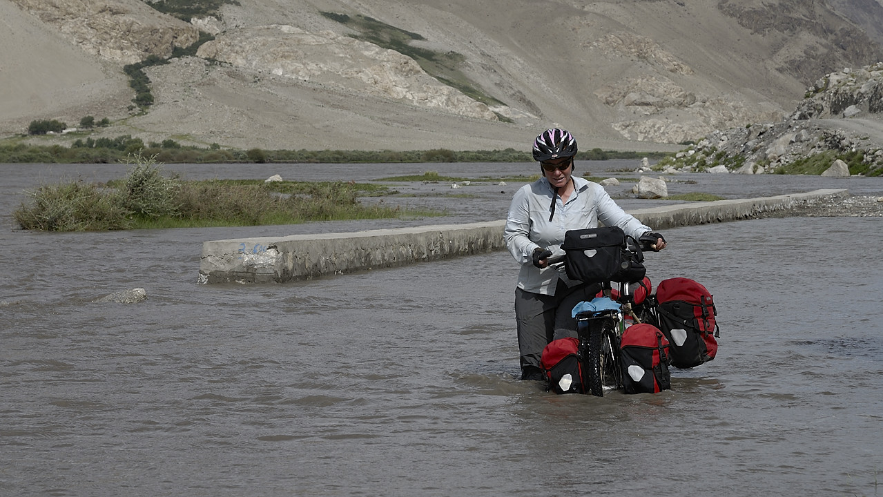 100806-154739.jpg - Piste caillouteuse jusqu'� Kala i Panj