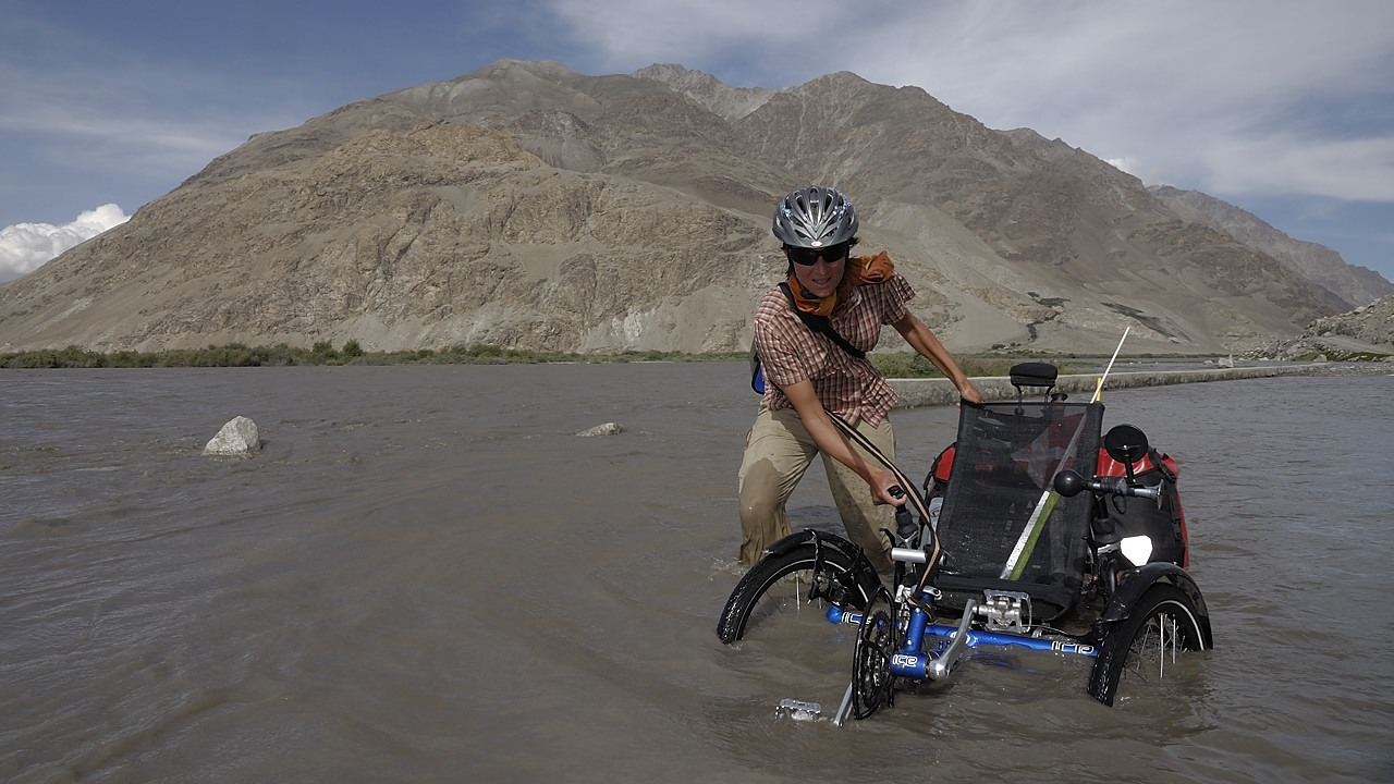 100806-154946.jpg - Piste caillouteuse jusqu'� Kala i Panj