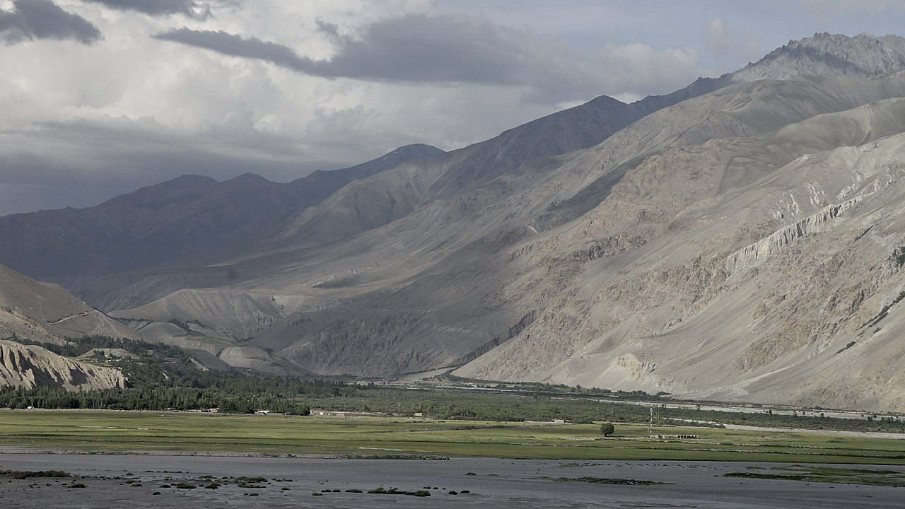 100806-162735.jpg - Piste caillouteuse jusqu'� Kala i Panj