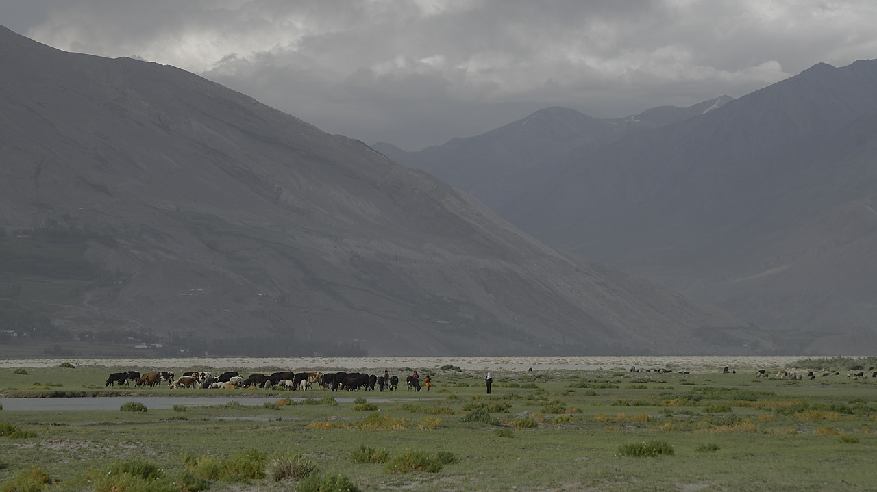 100806-165440.jpg - Travers�e du village de Enshon