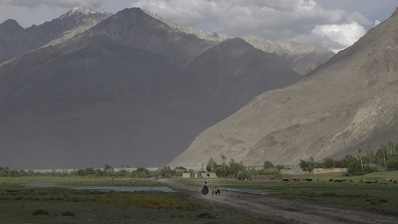 100806-165656.jpg - Travers�e du village de Enshon