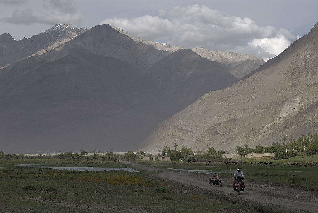 100806-165722.jpg - Travers�e du village de Enshon