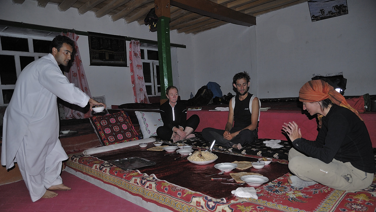 100806-201056.jpg - Repas bien m�rit� � la guesthouse de Kala i Panj