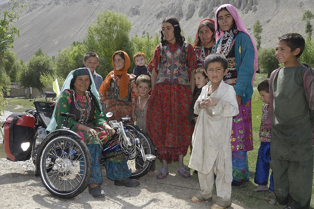 100807-103531.jpg - Curiosit� des femmes � Pekoi