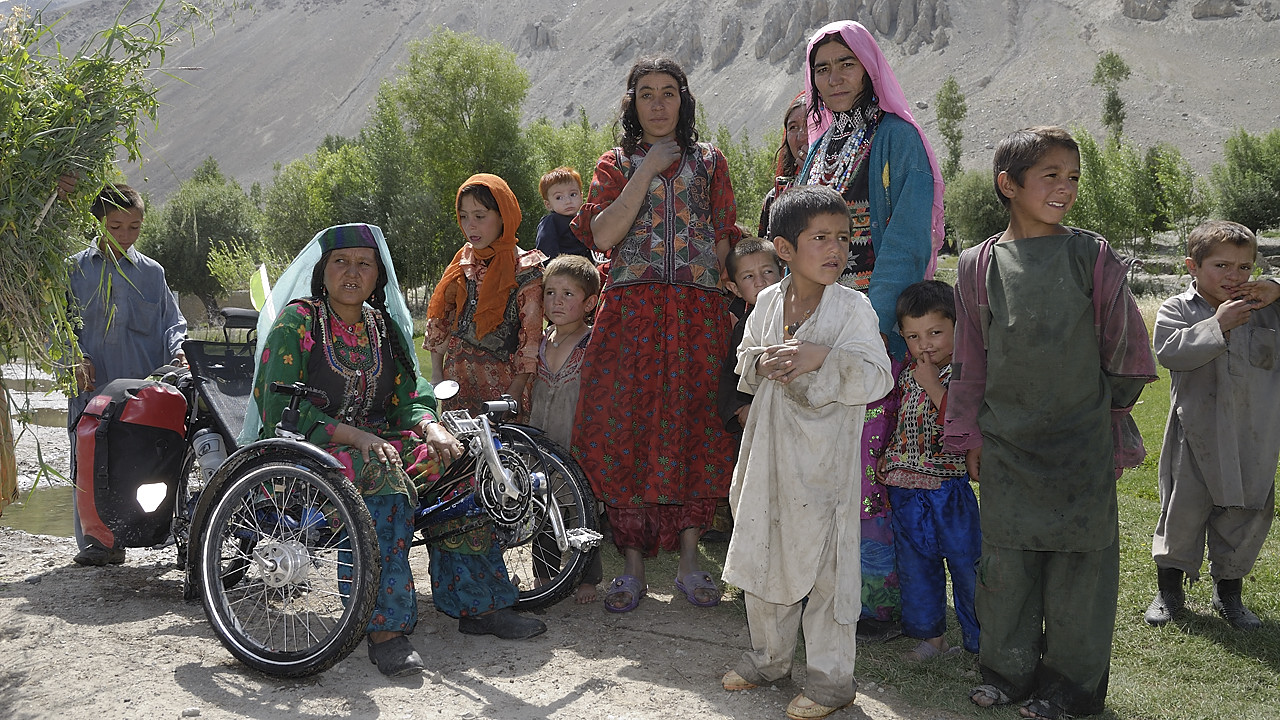 100807-103539.jpg - Curiosit� des femmes � Pekoi