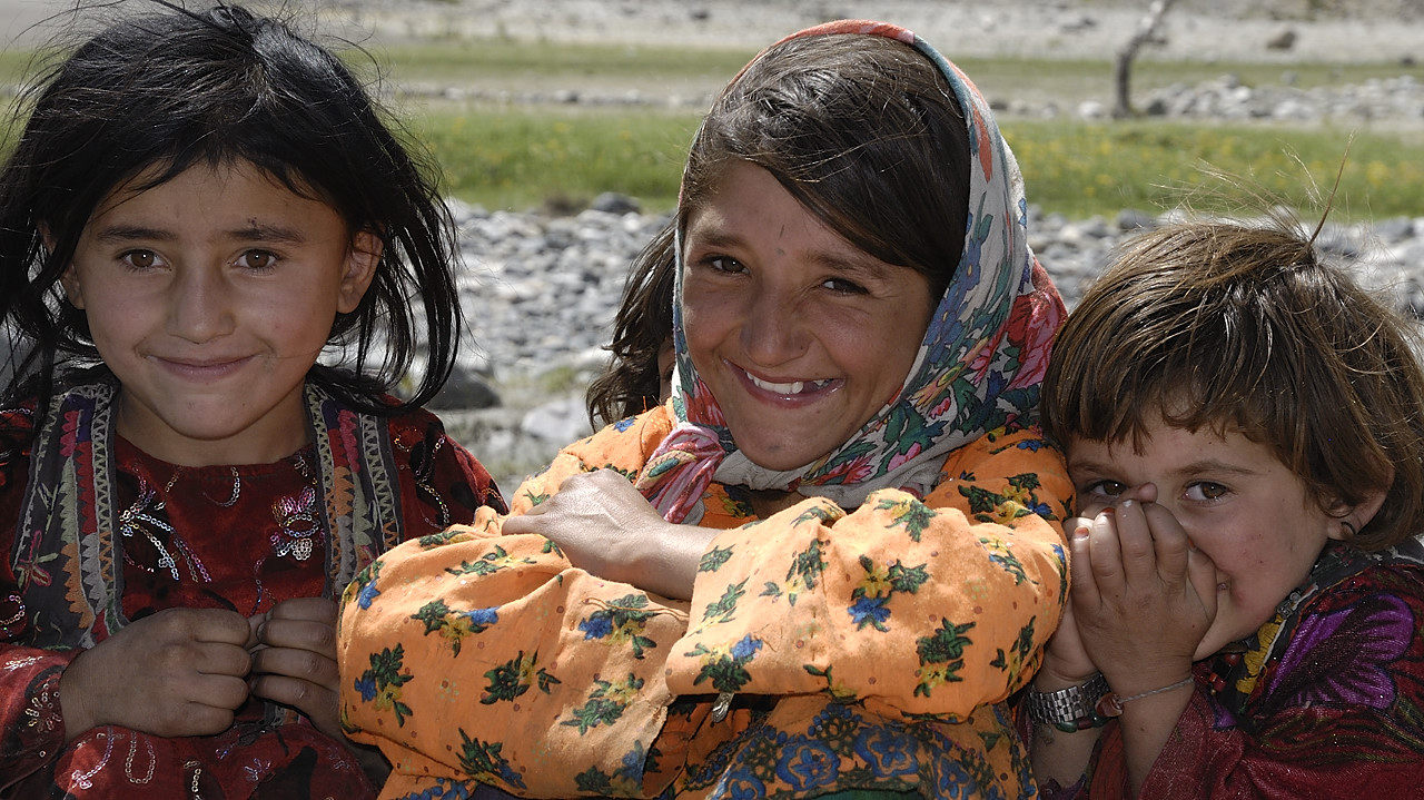 100807-110802.jpg - Gamines au bord de la route