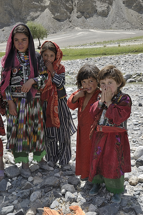 100807-110921.jpg - Gamines au bord de la route