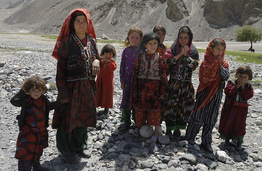 100807-111015.jpg - Gamines au bord de la route