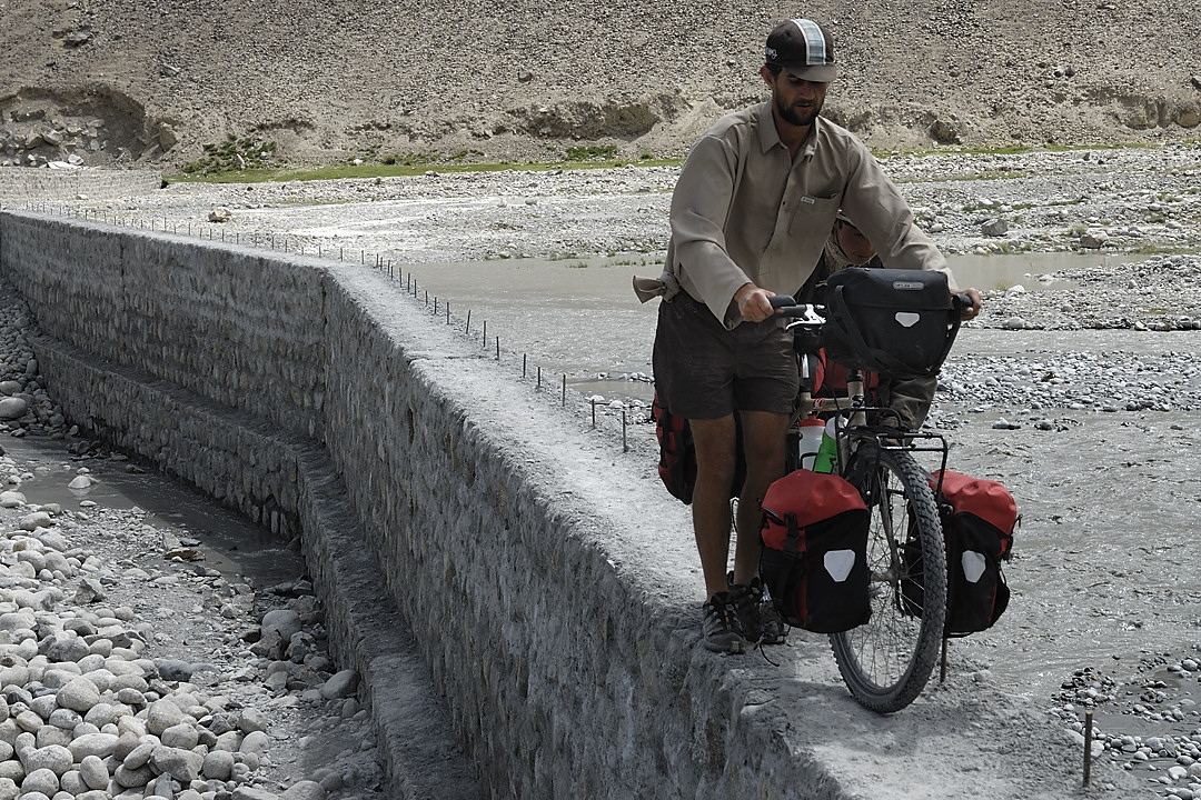 100807-112957.jpg - Un peu d'adr�naline lors de la travers�e du pont en construction