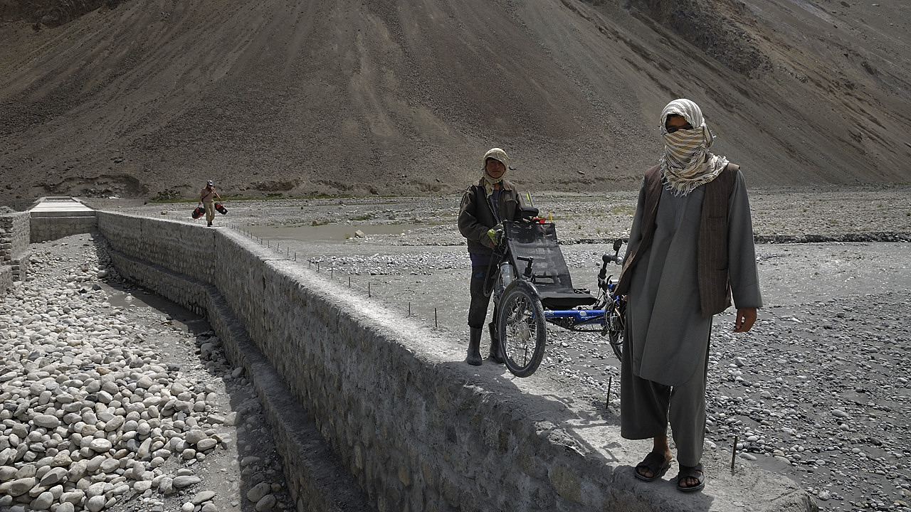 100807-113549.jpg - Un peu d'adr�naline lors de la travers�e du pont en construction