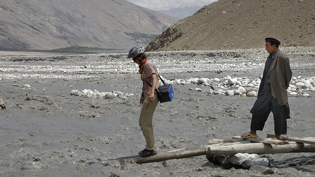 100807-114406.jpg - Un peu d'adr�naline lors de la travers�e du pont en construction