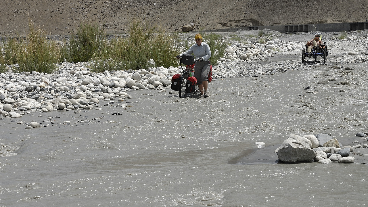 100807-115617.jpg - Un peu d'adr�naline lors de la travers�e du pont en construction