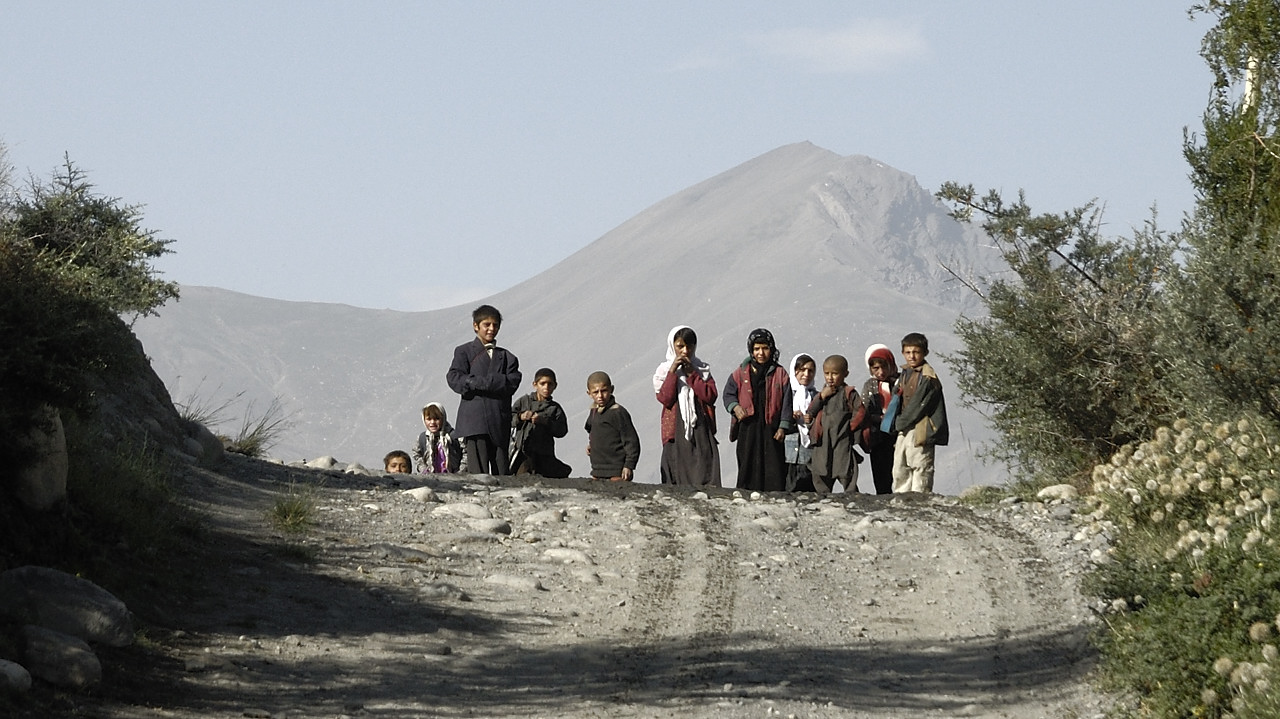 100809-080151.jpg - Sar Shkhawr, curiosit� des enfants