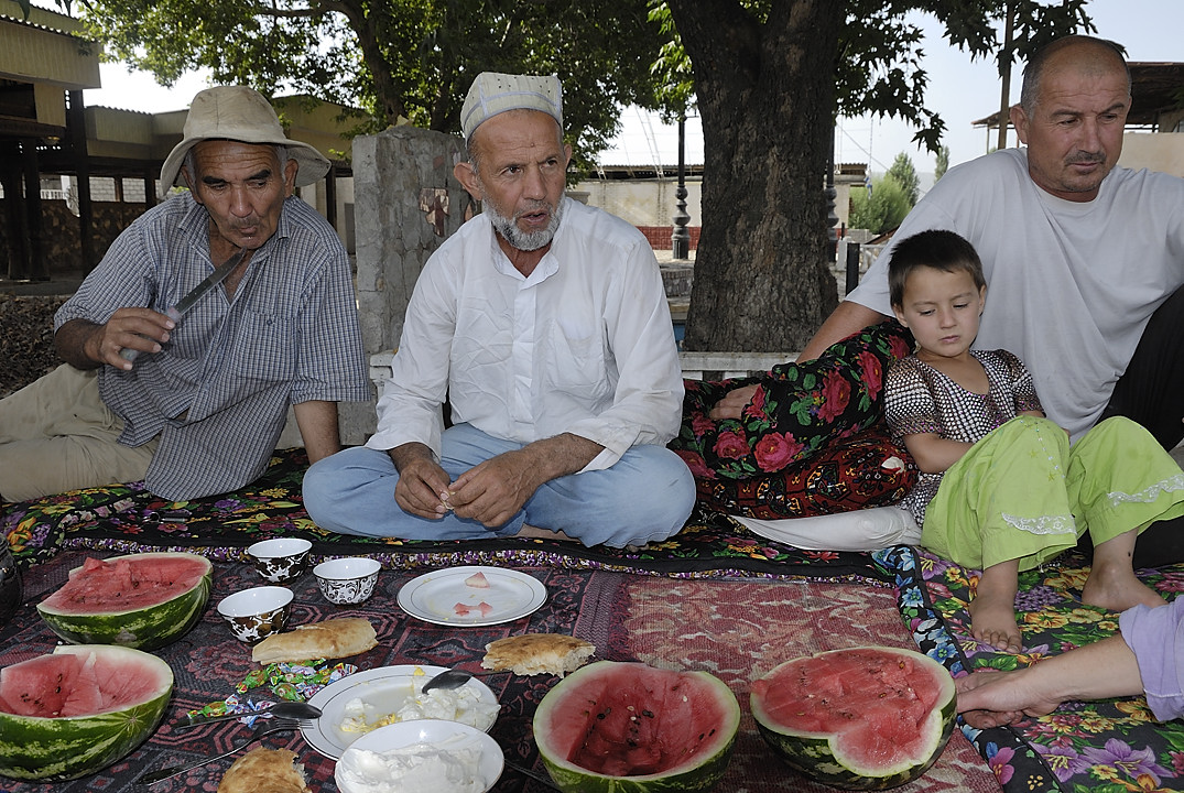 100713-06.jpg - Repas offert au bord de la route