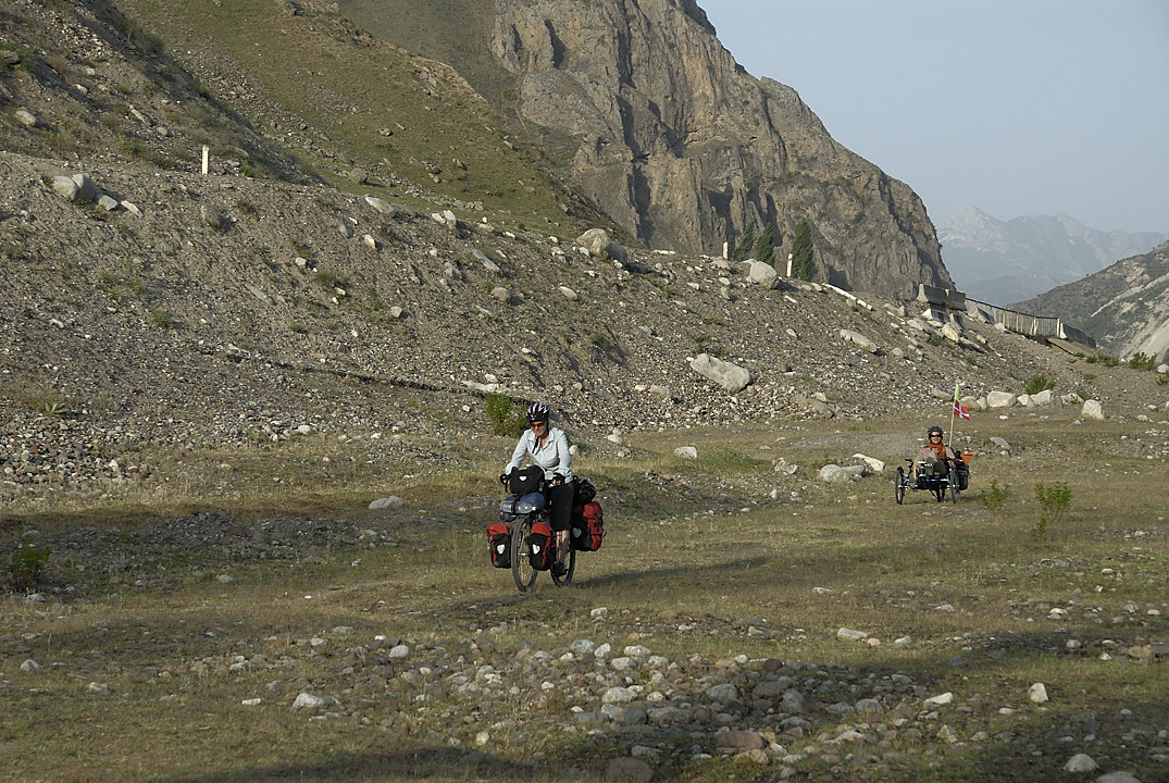 100715-29.jpg - Arriv�e � l'emplacement de camping � Nurobod