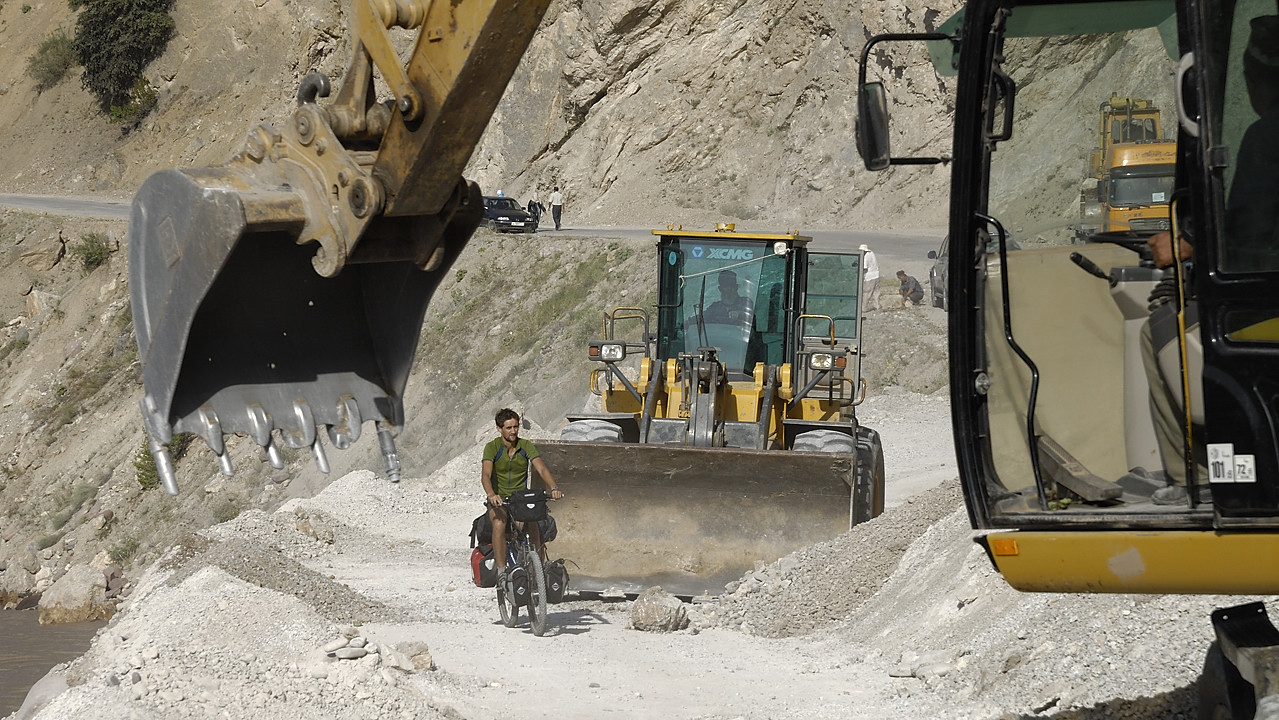 100716-07.jpg - Travaux sur la route vers Pandovichi :