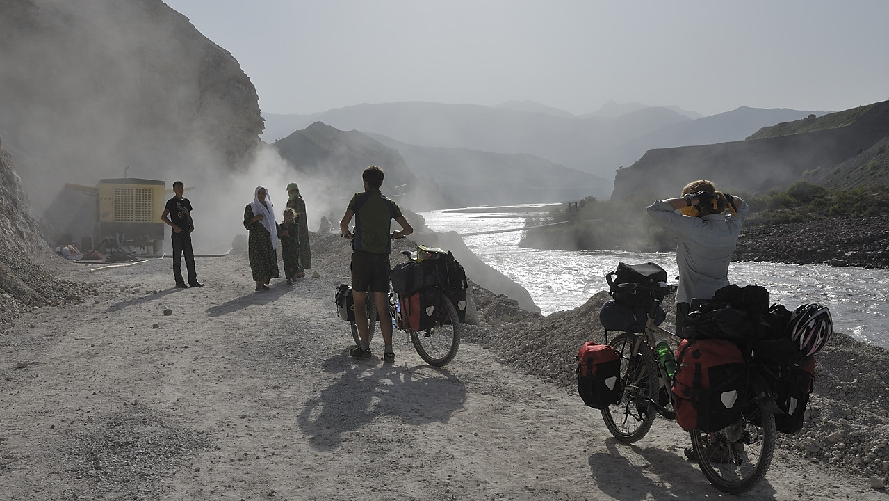 100716-11.jpg - Travaux sur la route vers Pandovichi : tout le monde � pieds