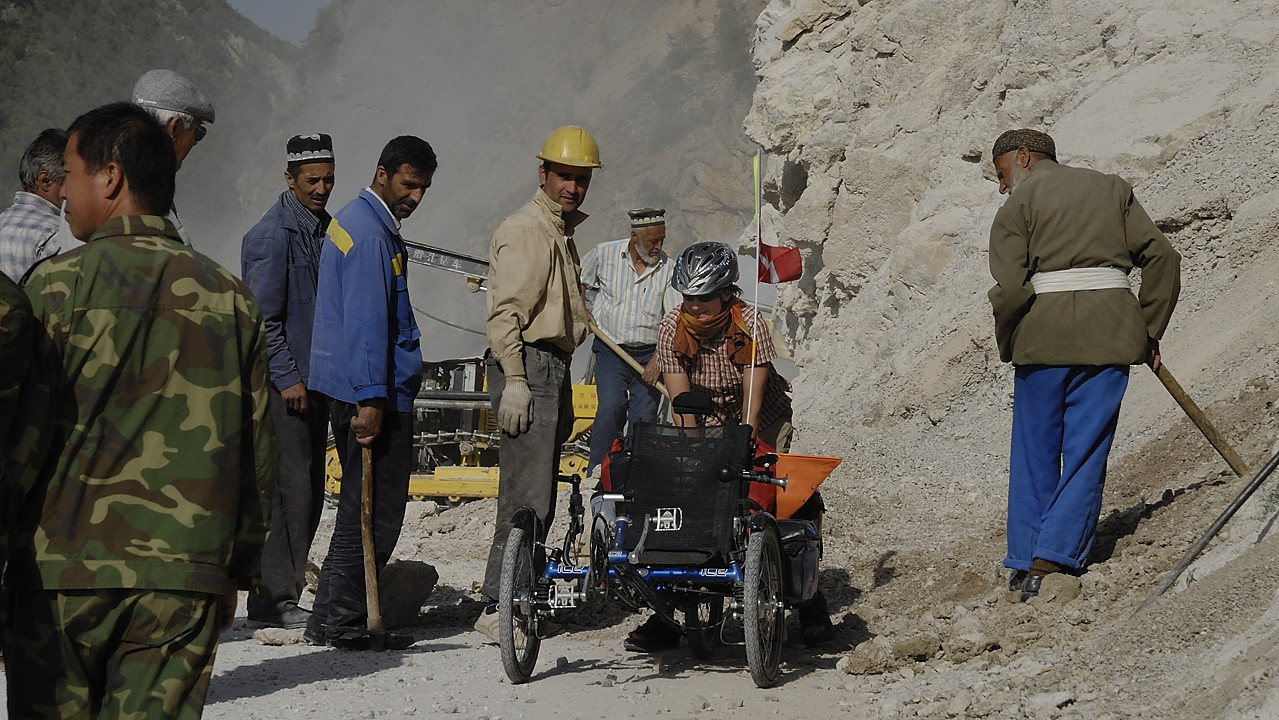 100716-12.jpg - Travaux sur la route vers Pandovichi :