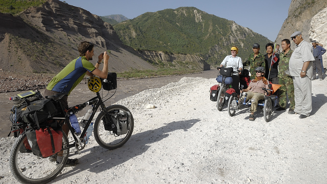 100716-14.jpg - Travaux sur la route vers Pandovichi :