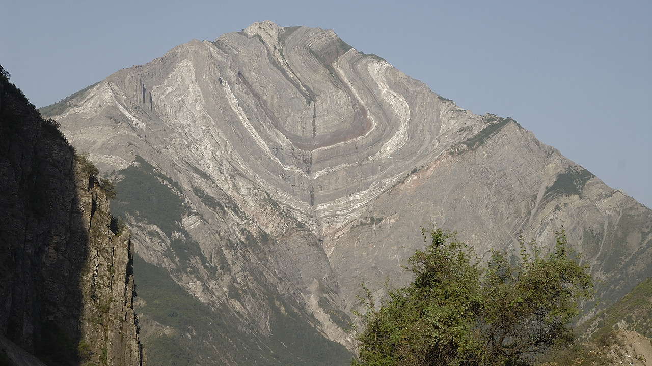 100717-02.jpg - Formation rocheuse face au Blue Lake