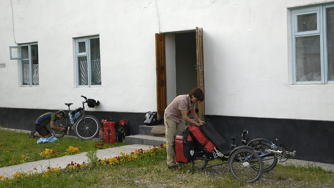 100718-01.jpg - Tavildara : derniers pr�paratifs avant le d�part