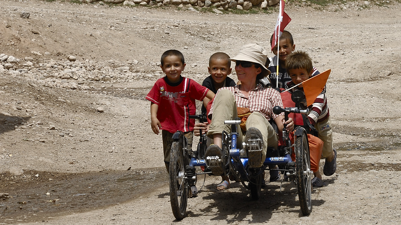 100718-14.jpg - Qala i Hussein, un peu d'aide