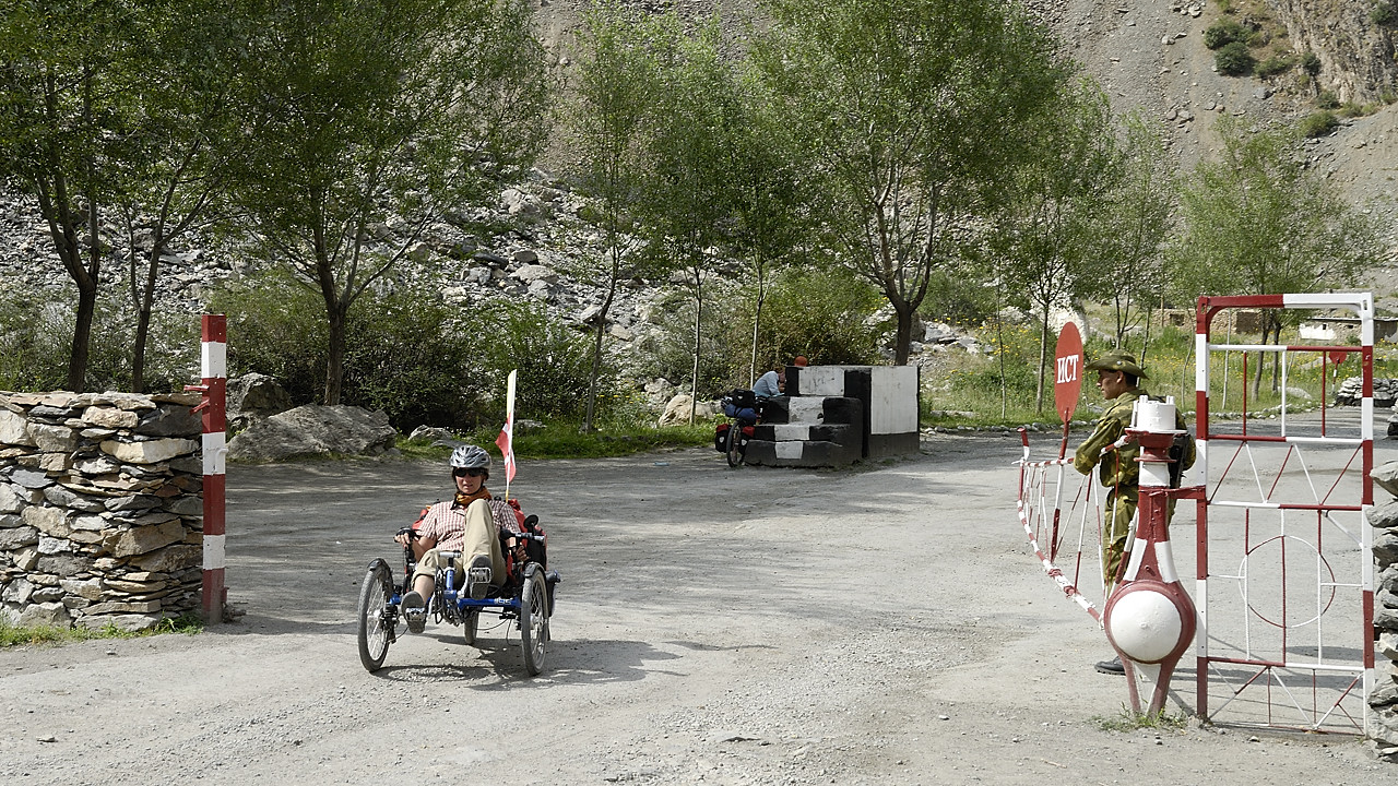 100719-26.jpg - Descente du Saghirdasht Pass vers Kala i Khum, checkpoint