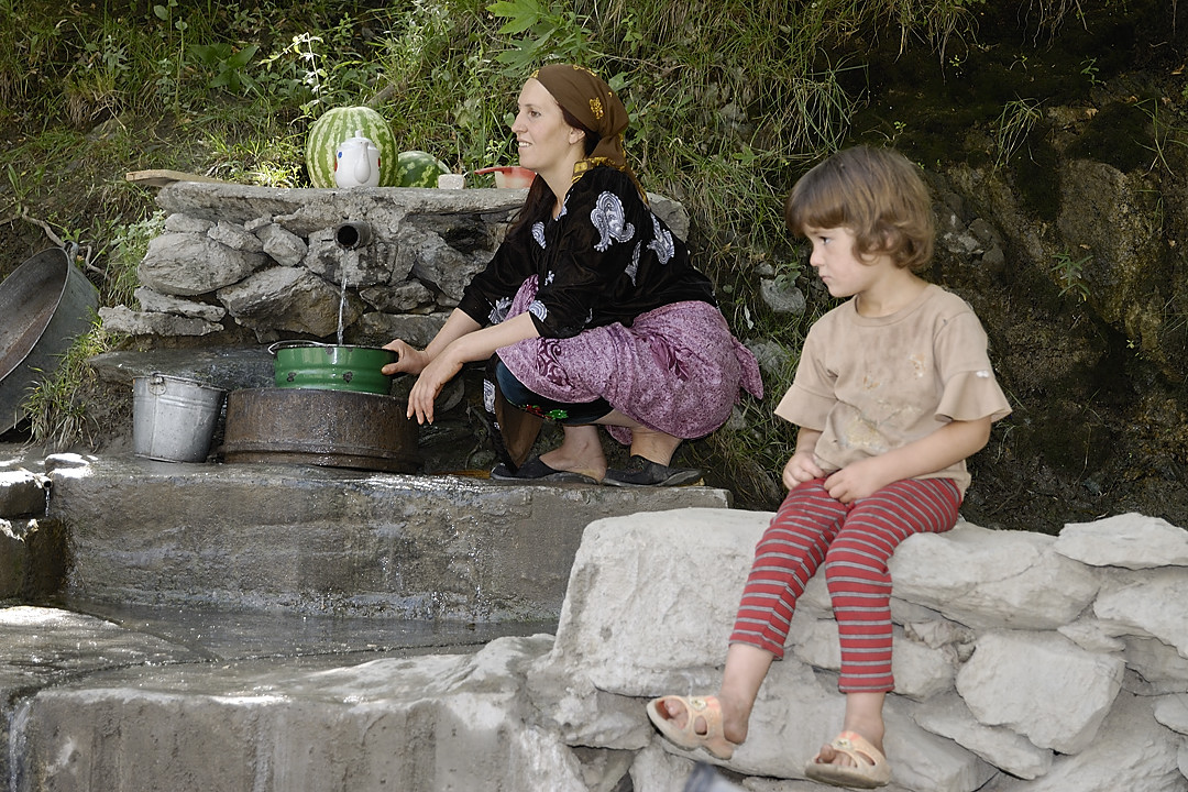 100720-14.jpg - Nous profitons de la pause pour rafistoler le v�lo d'un jeune
