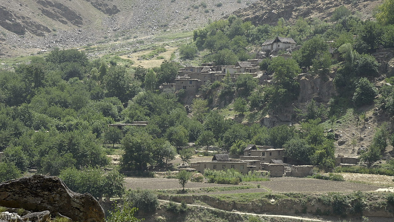 100720-18.jpg - Le long de la Panj, village afghan