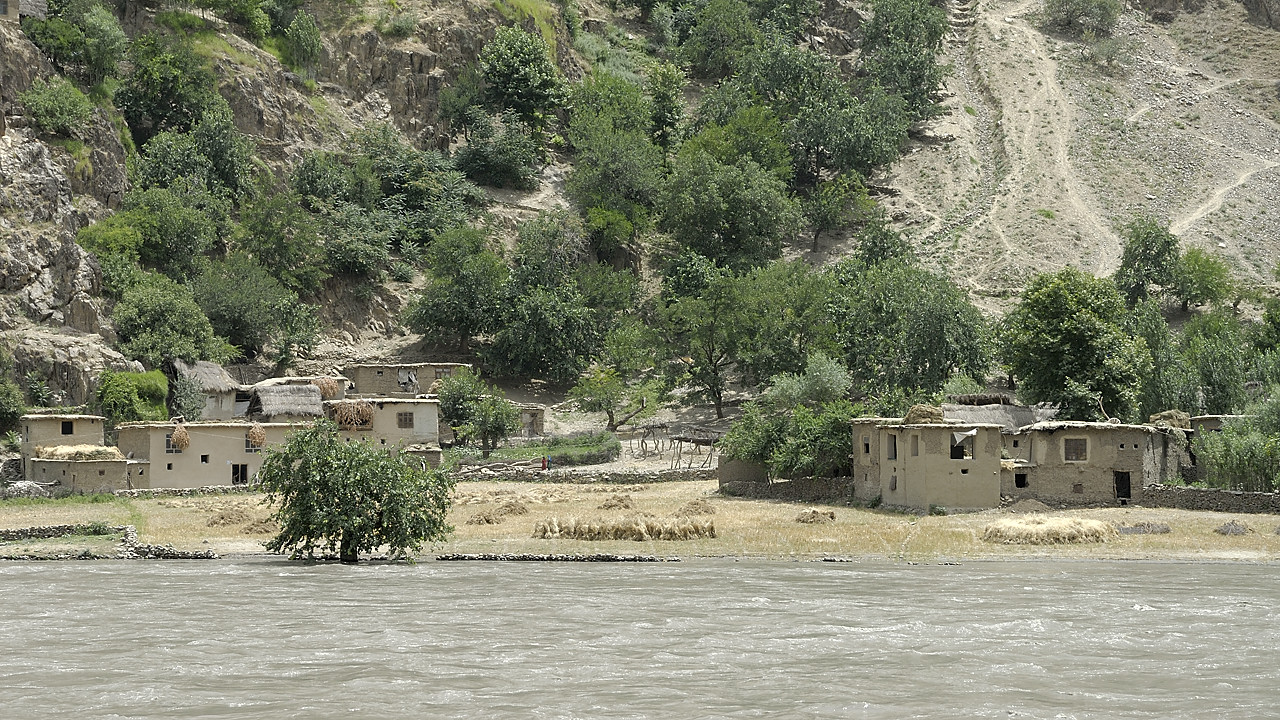 100720-24.jpg - Le long de la Panj, village afghan