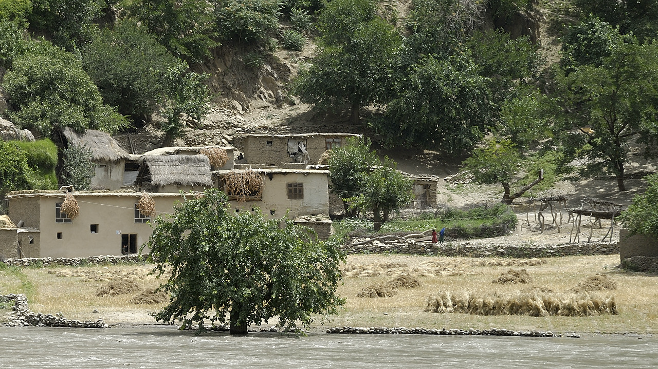 100720-25.jpg - Le long de la Panj, village afghan