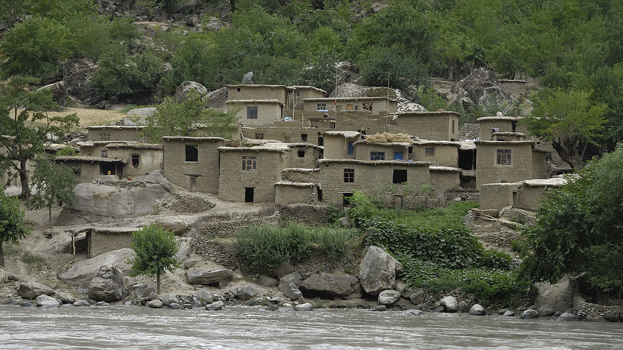 100720-31.jpg - Le long de la Panj, village afghan