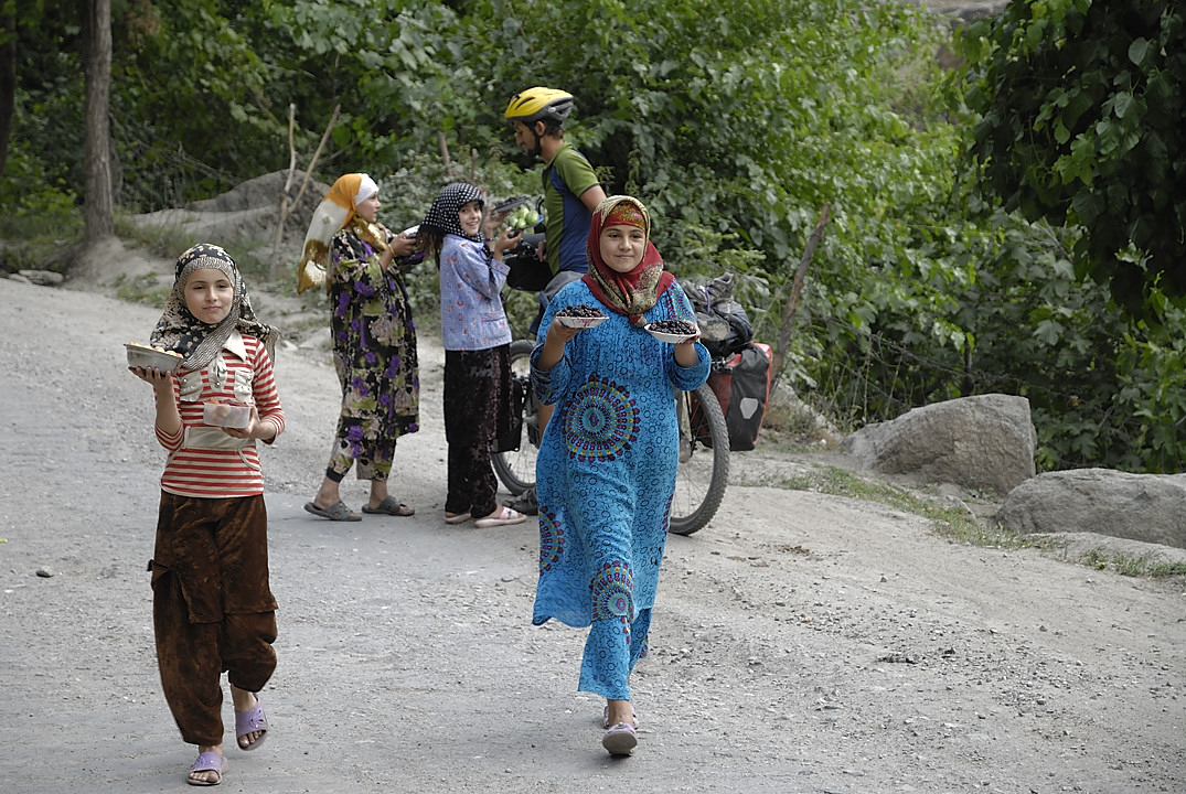100720-34.jpg - Togmay, vendeuses de fruits