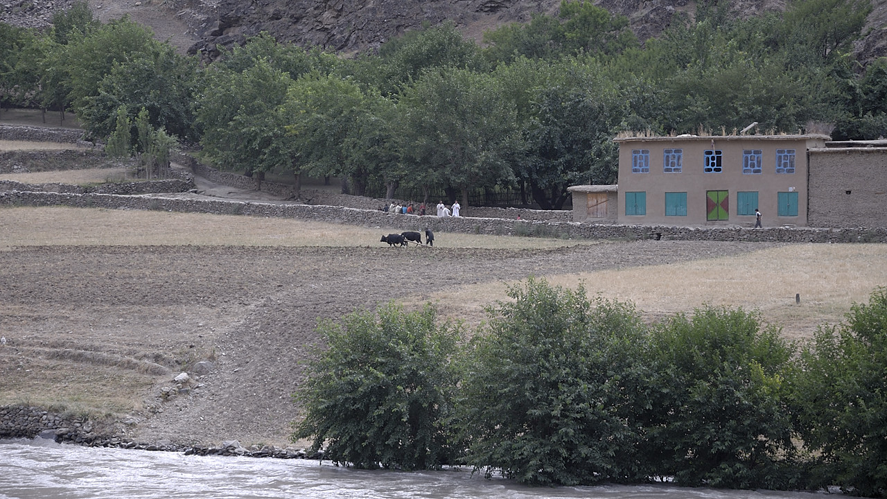 100720-39.jpg - Le long de la Panj, village afghan
