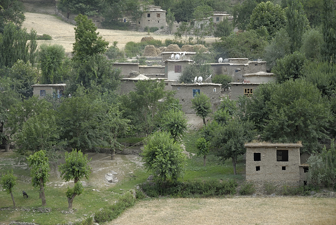 100720-47.jpg - Le long de la Panj, village afghan
