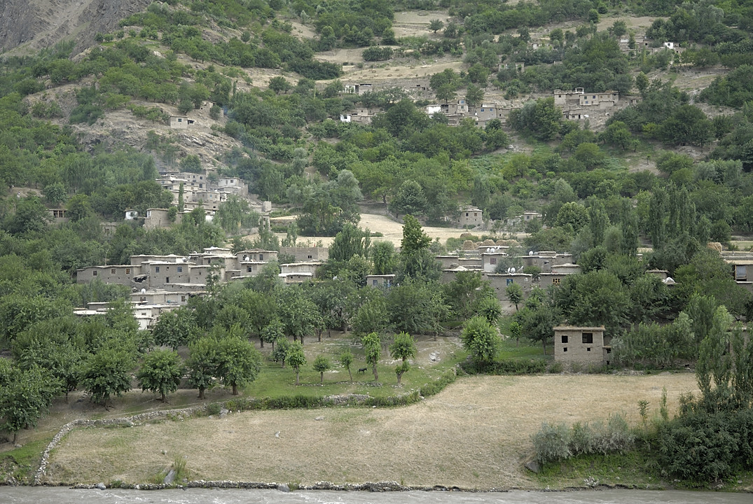 100720-48.jpg - Le long de la Panj, village afghan