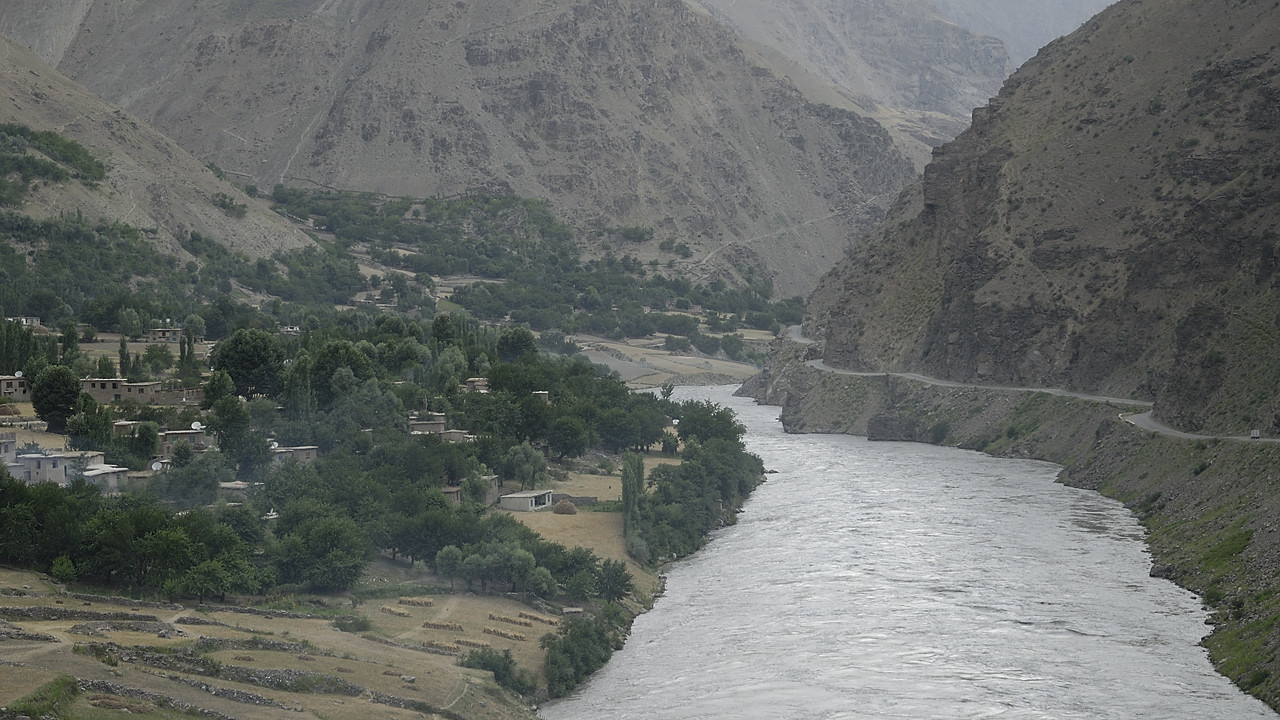 100720-49.jpg - Le long de la Panj, village afghan
