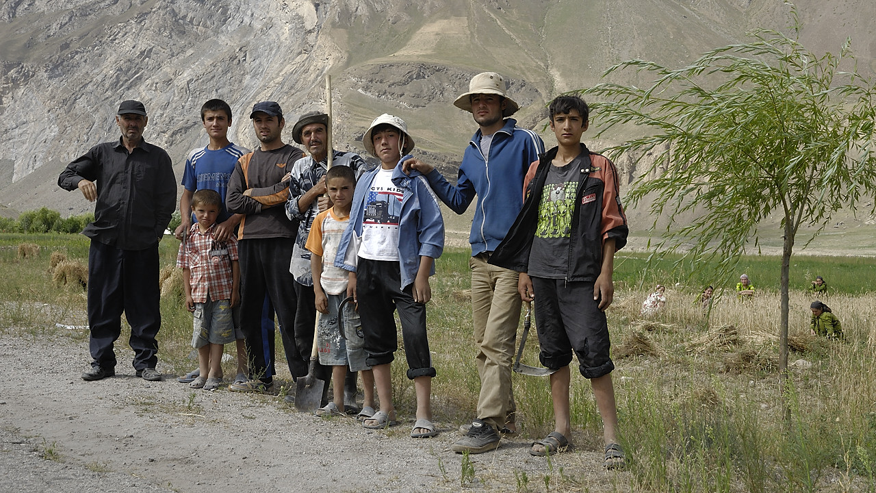 100722-02.jpg - Agriculteurs au bord de la route