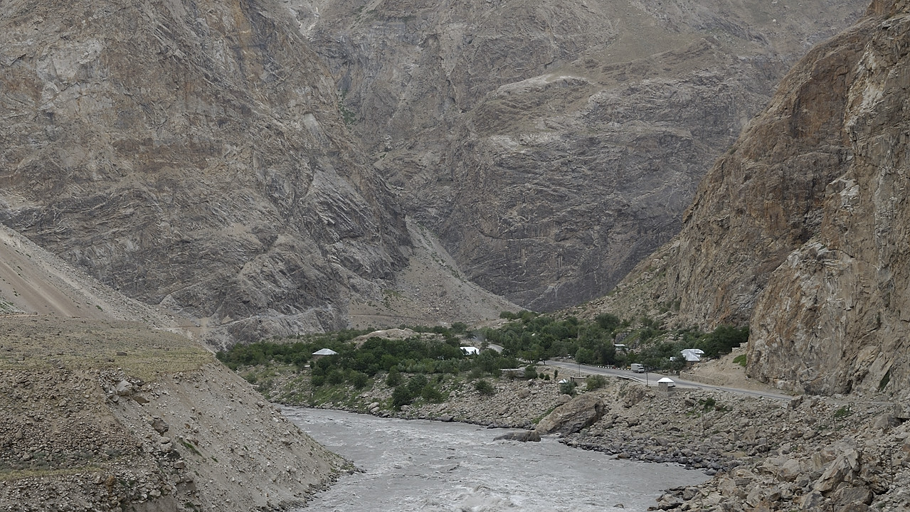 100722-07.jpg - Le long de la Panj