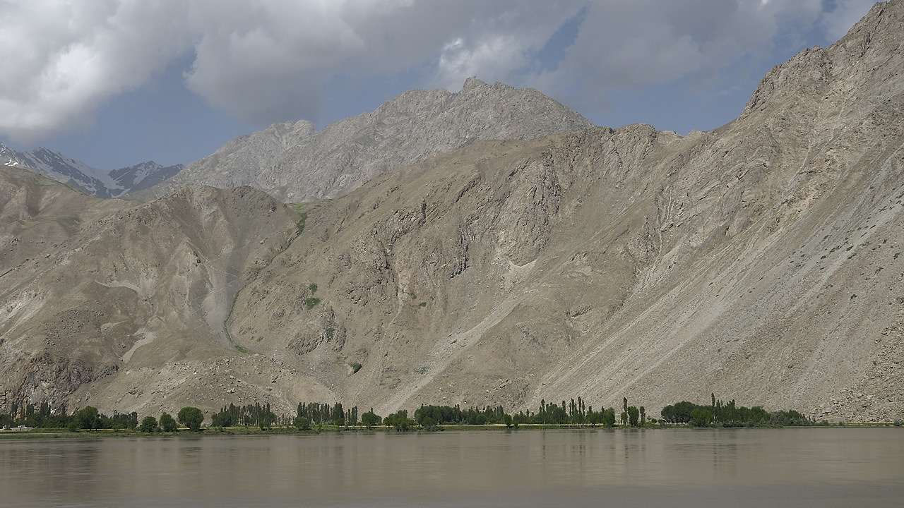 100723-02.jpg - La Panj, presque un lac entre Shidz et Derushan